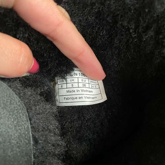 Ugg bow boots, slightly worn black with fuzzy inside! - Picture 3 of 3